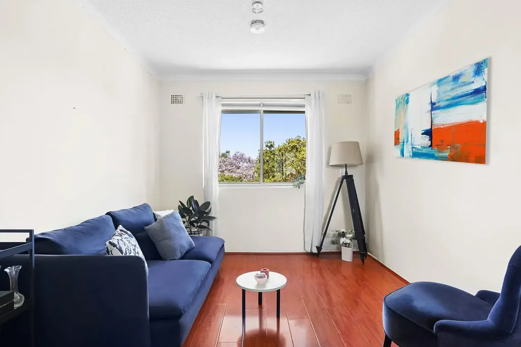 Summer Hill 1房 顶层私密无墙 明亮组合起居 安全综合楼内 产权车位 设计时尚 潜力升级 步行咖啡馆公交 公校招生范围 Value-Packed One-Bedder with Parking