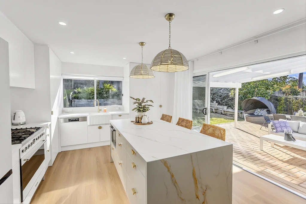 Elanora Heights 3房 翻新家庭港湾，享有海景，优质双临街地块，僻静却极其便利的 cul-de-sac 地址 Renovated family sanctuary with ocean views, premium dual frontage block, secluded yet super-central cul-de-sac address
