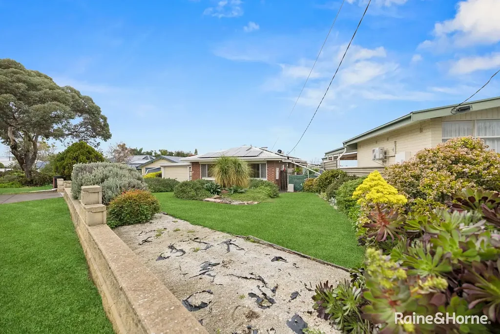Morphett Vale 4部屋 Paint & Profit Opportunity!