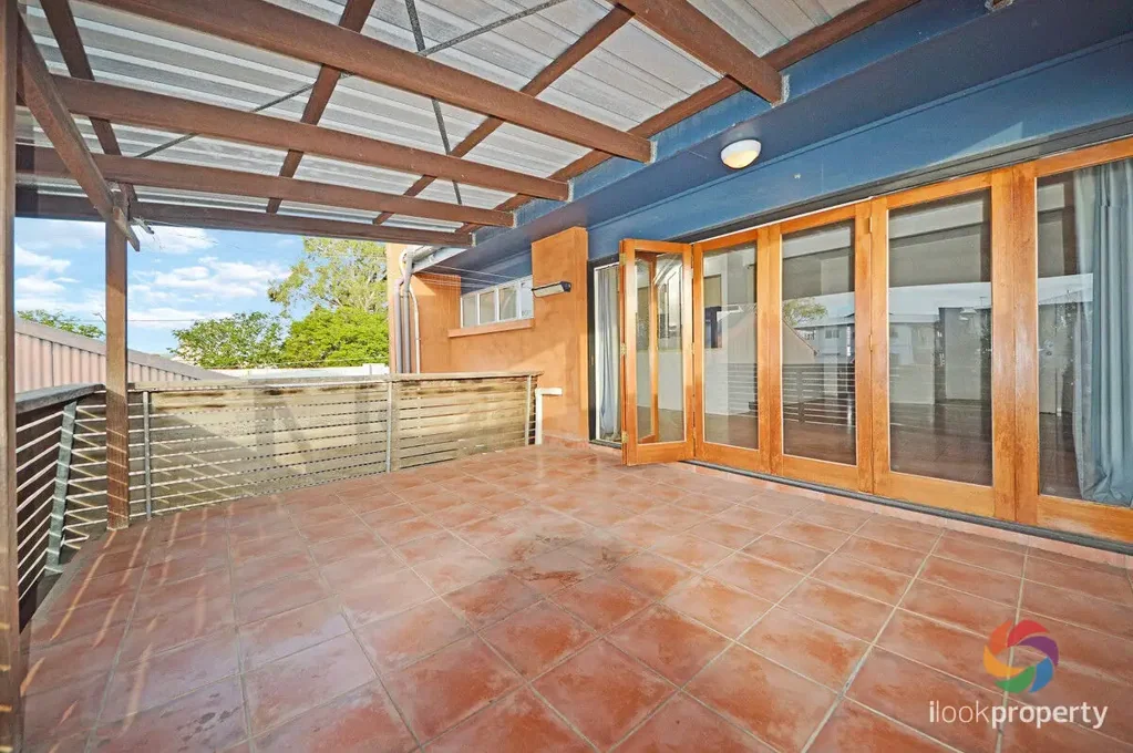 Spacious 2 bedroom unit in central Sherwood location.