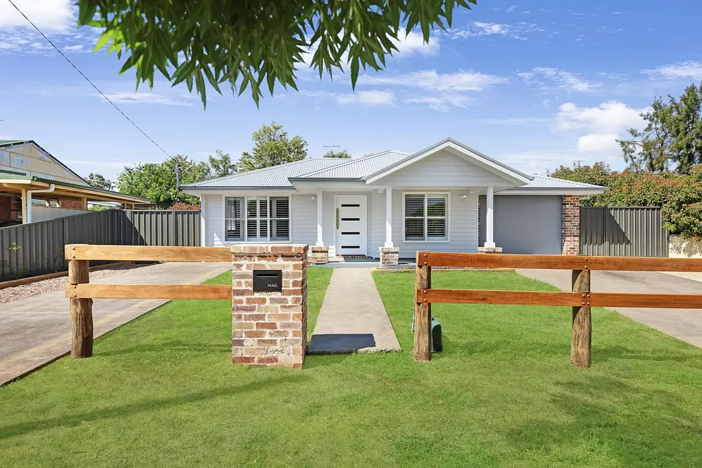 Mudgee 4ห้องนอน Stylishly Renovated Family Home with Self-Contained Granny Flat