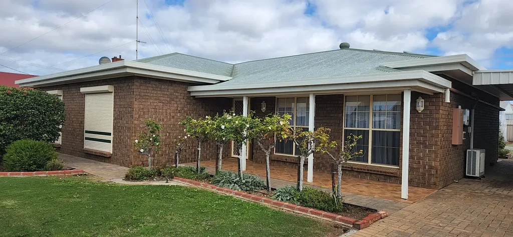 Spacious 3 Bedroom Family Home with large garage, rain water & solar power