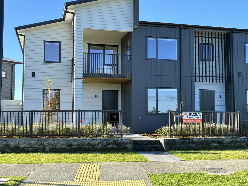 WELCOME TO LIVING WITH BEAUTIFUL SEA VIEWS - WAIATA SHORES