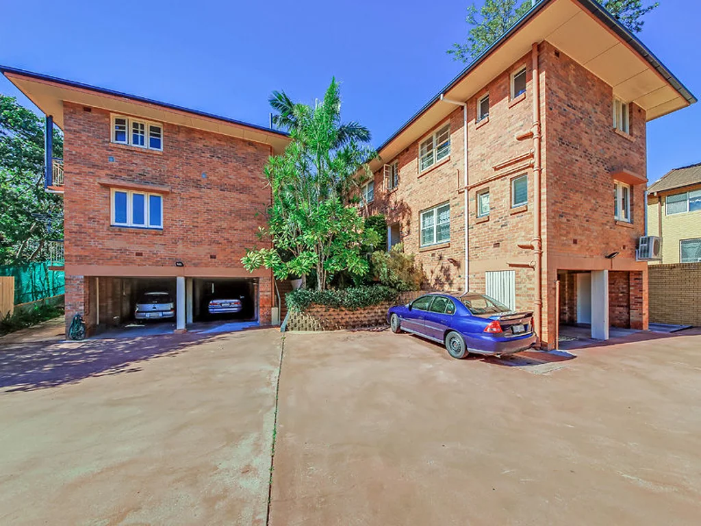 Unfurnished unit Close To Everything!!!