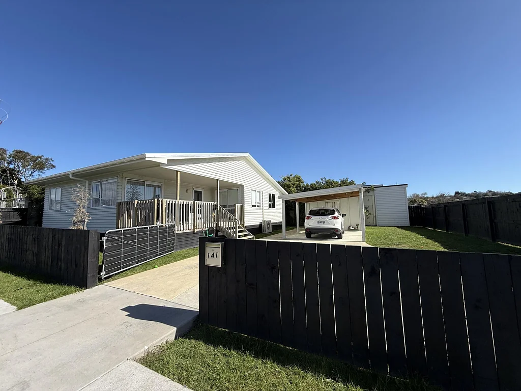 Charming 2 Bed + Office in Helensville for Rent