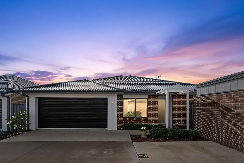 Holt 3침실 Fully Detached Living with Exceptional Outdoor Entertaining