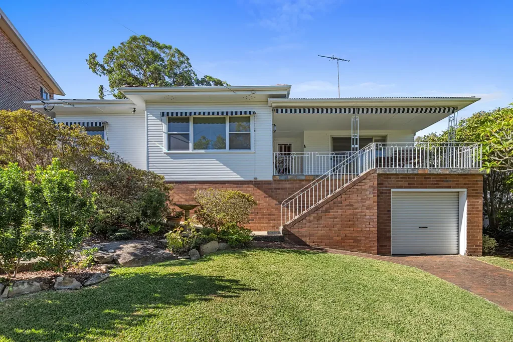 Oatley 3 Bedroom Charming Home with Elevated Water Views