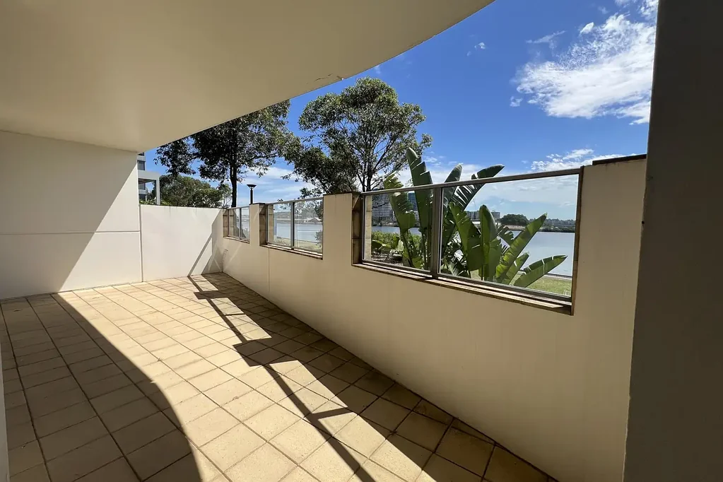 New Floor Board Water Front Apartment