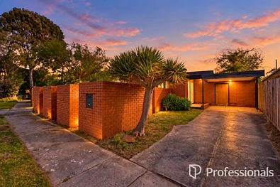 Cheltenham 3कमरा Mid-Century Soul. Poolside Living. 724sqm to Call Your Own.