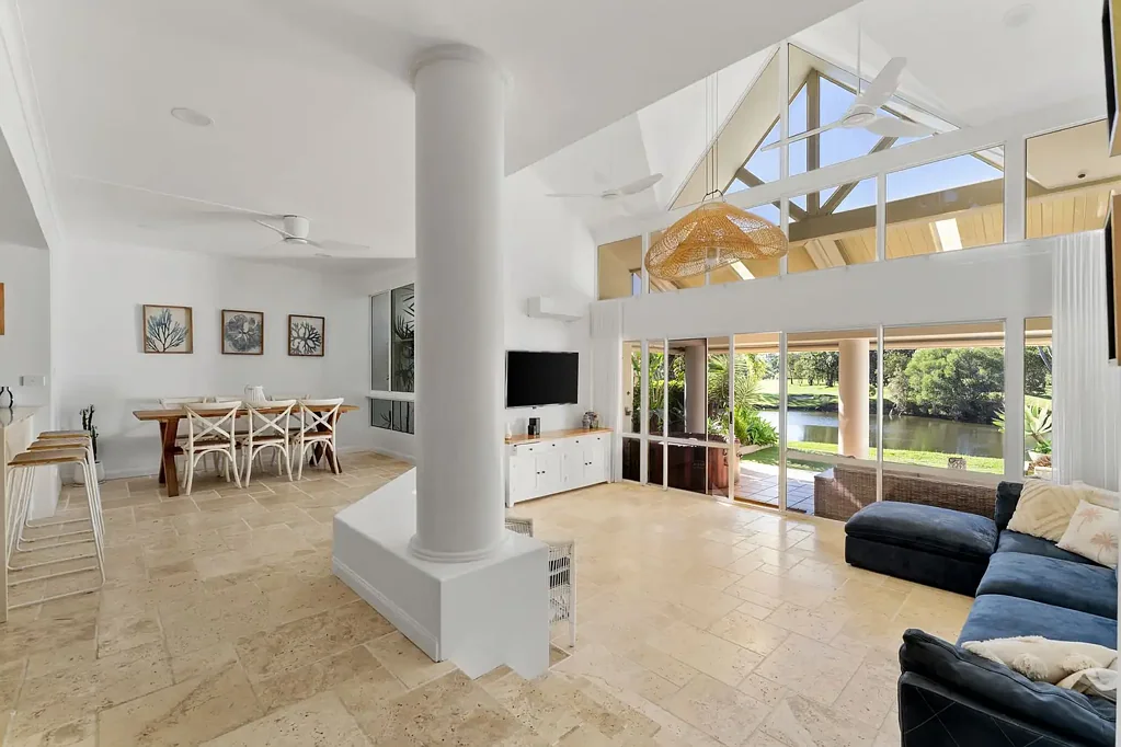 Clear Island Waters 3房  PRESTIGIOUS WATERFRONT GOLF COURSE VILLA – LUXURY DOWNSIZER’S DREAM