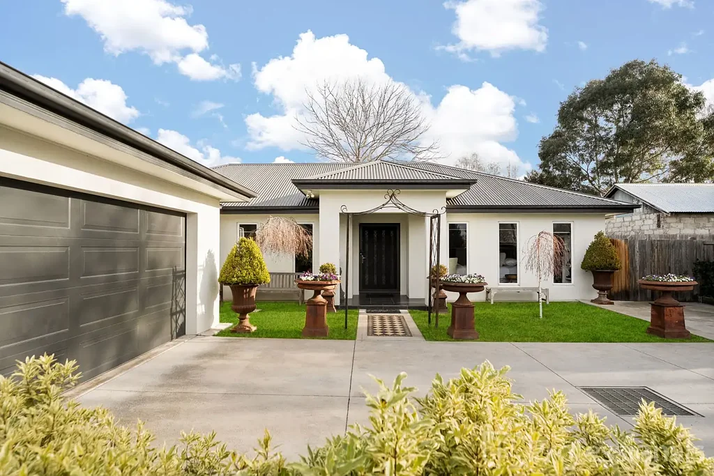 Bathurst 4Phòng ngủ Torrens Title, Low-Maintenance Living in a Prime CBD Location