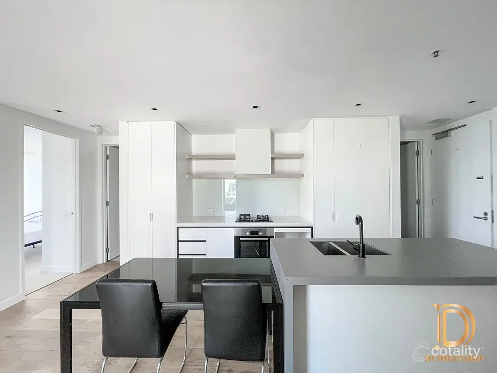 Docklands 2房 水景视野绝佳 现代豪华设计 设备齐全厨房 宽敞起居空间 车库空间便利 交通餐饮近便 Stylish Waterfront Living in Docklands