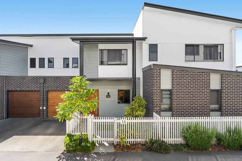 Wynnum West 4房 公园旁联排别墅生活，距学校和广场仅几步之遥 Parkside Townhouse Living Steps from School and Plaza