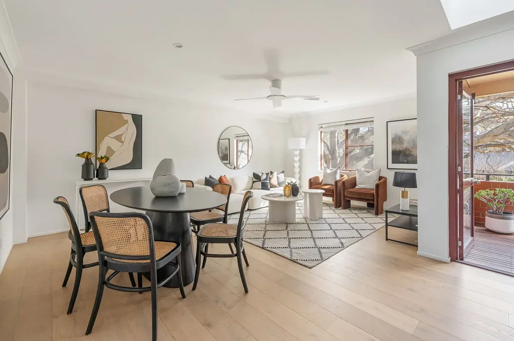 Waterloo 2房 宽敞顶层住宅 / 精心翻新内饰 Generous top-floor home / tastefully renovated interiors