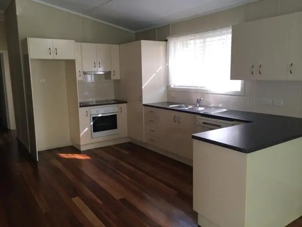 CUTE AS A BUTTON! LOVELY HOME WITH AIR CON