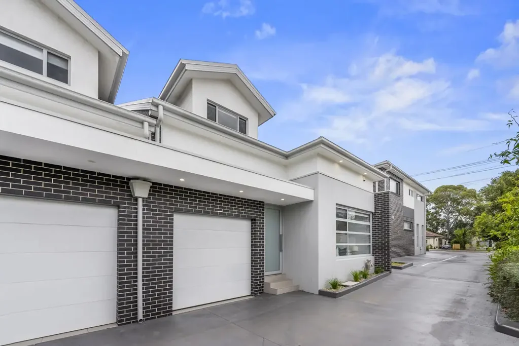 Wentworthville 3房 现代三房联排别墅 空调覆盖 全屋优质地板 LED照明 独立客厅 家庭房 私人庭院 自动车库 内部通道 步行至车站 购物 Wenty Leagues MARVELLOUSLY MODERN TOWNHOUSE