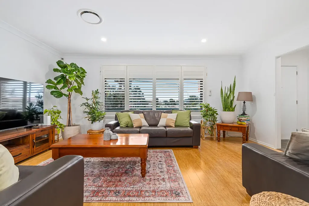 Smithfield 3Habitaciones Move in Ready, Prime Smithfield Location & Massive Street Presence!