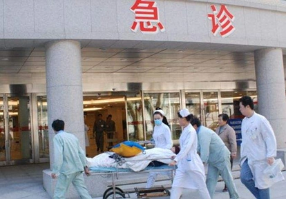 话题 | 澳洲医院活活等死VS中国住院72天，卖掉两套房...