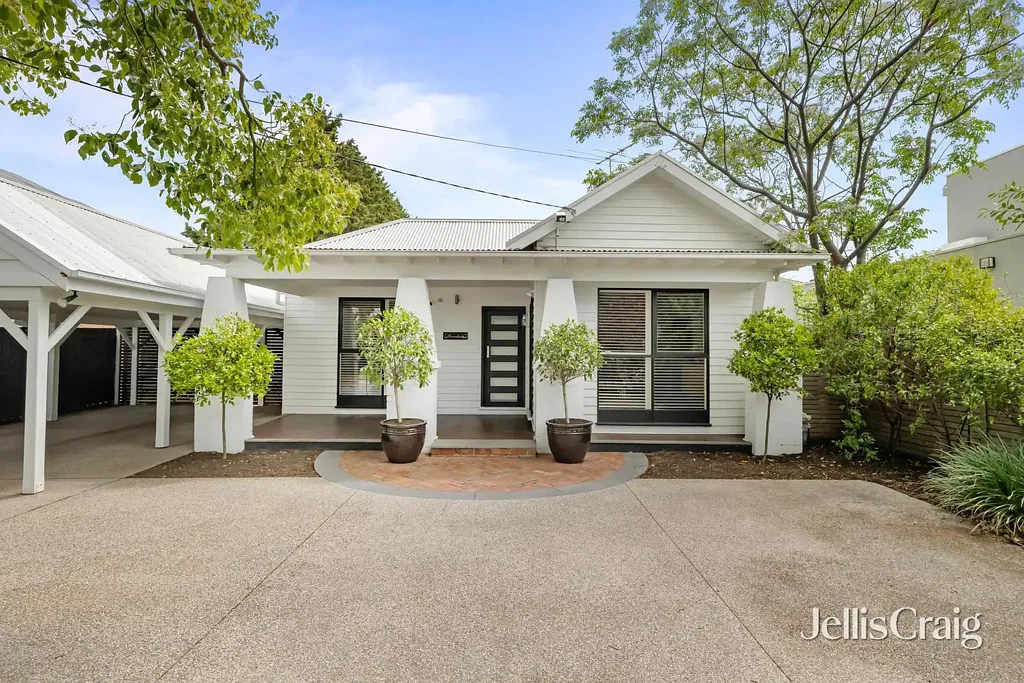 Sandringham 3房 宽阔地块720㎡ 加州平房 三卧两卫 池畔娱乐 Smeg炉灶 F&P洗碗机 波罗的海松木地板 燃气壁炉 主卧套房 淋浴泳池景观 户外烧烤厨房 太阳能泳池 暖气按摩浴缸 冷暖空调 安全系统 毗邻学校 商圈 交通 A Californian charmer with poolside bliss