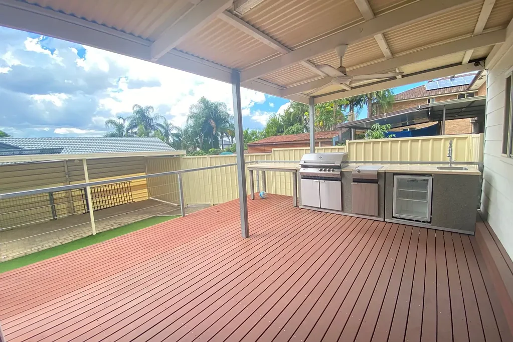 LARGE FAMILY 4 BEDROOM FAMILY HOME IN THE HEART OF MERRYLANDS