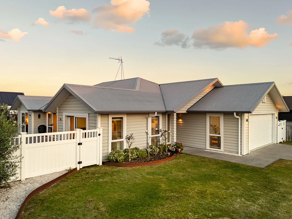 Cambridge 3房  Sunny Aspect, Privately Fenced – One Of The Best!