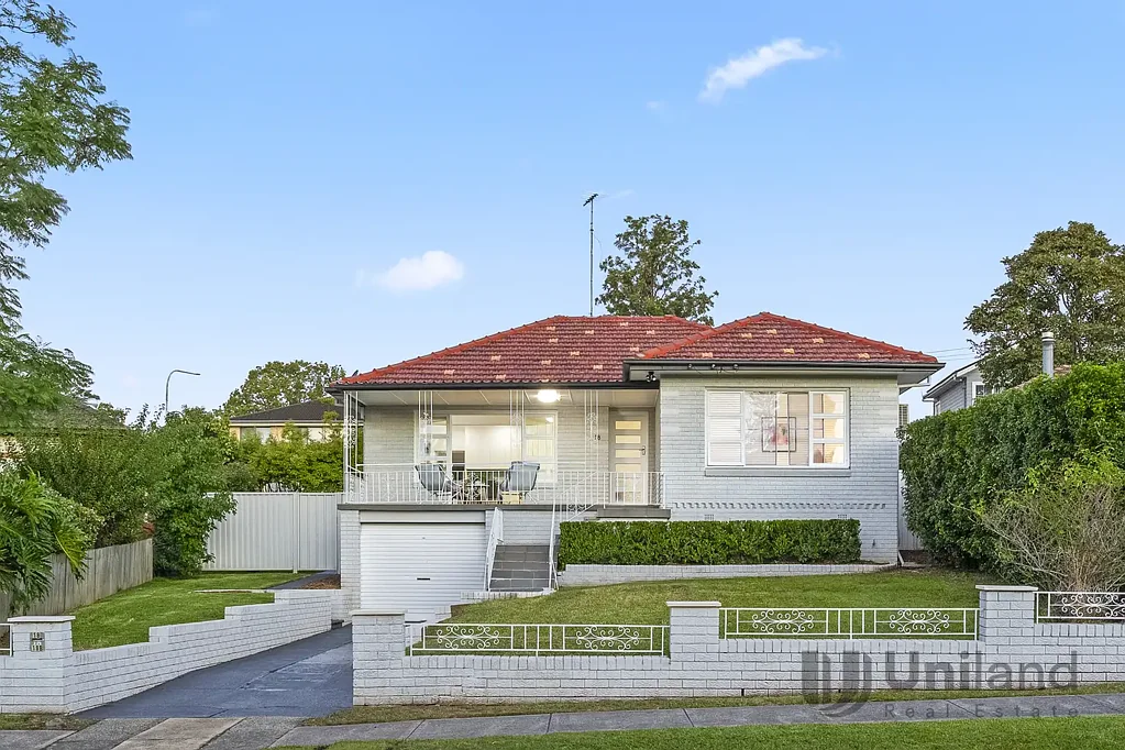 Baulkham Hills 5房 Baulkham Hills宁静街道 854㎡宽大地块 独立附属住宅 四卧三带柜 开放式起居区 宽敞厨房 中央浴室带浴缸 优越学区位置 步行至Grove Square Spacious Family Home with Private Granny Flat in Prime R3 Location