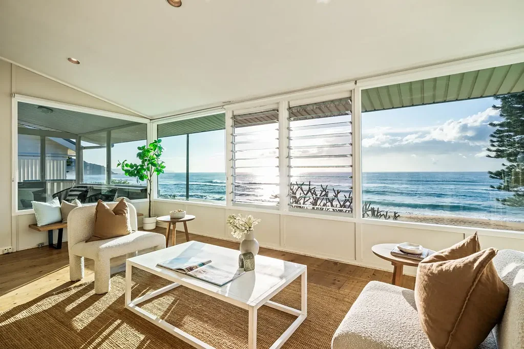 Palm Beach 3房 Palm Beach海岸瑰宝 绝对临海位置 三卧两浴 全景海洋景观 硬木地板 现代厨房 私密庭院 双车库 便捷生活配套 Once-in-a-lifetime Opportunity at the Iconic Palm Beach