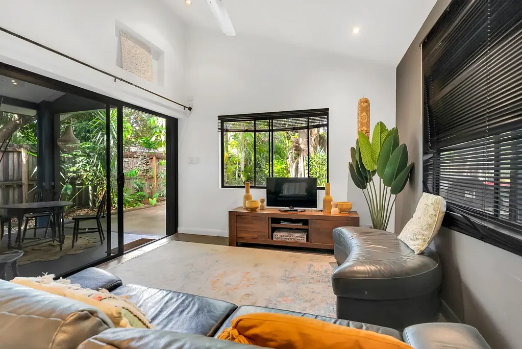 UNFURNISHED TROPICAL HAVEN WITH NO MAINTENANCE!
