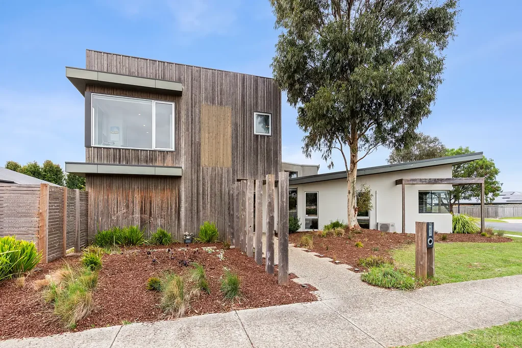 Ocean Grove 3 Bedroom Parkside Entertainer of Quality and Style