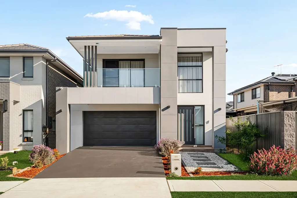 Marsden Park 5房 建筑师设计宽敞双层 朝北采光充足 五间超大卧室 两套主卧套房 开放式起居用餐 大型户外露台 楼上主卧带步入式衣帽间 双车库带内置存储 学区房近火车站 步行至Woolworth North Facing Double-Storey Residence on 341sqm with Grand Entertaining Spaces