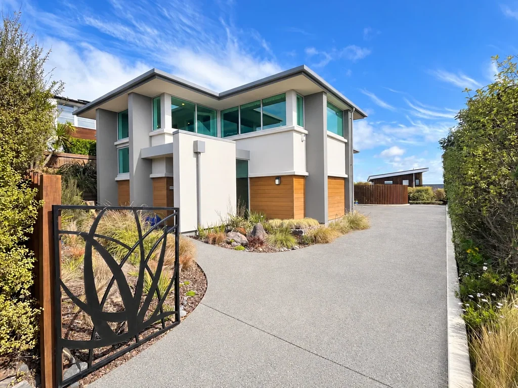 Mount Pleasant 3 Bedroom Expansive Views and Exceptional Garaging!