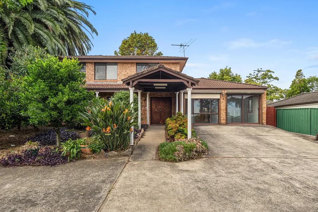 South Hurstville 3房 朝北庭院双车库 784sqm蓝筹地段 开放式客厅阳光满溢 Family Home with North Facing Aspect