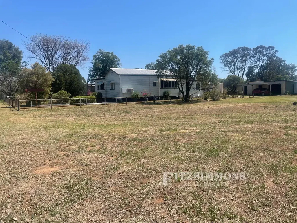Jandowae 3ห้องนอน LARGE ALLOTMENT WITH HEAPS OF POTENTIAL ON 4 LOTS