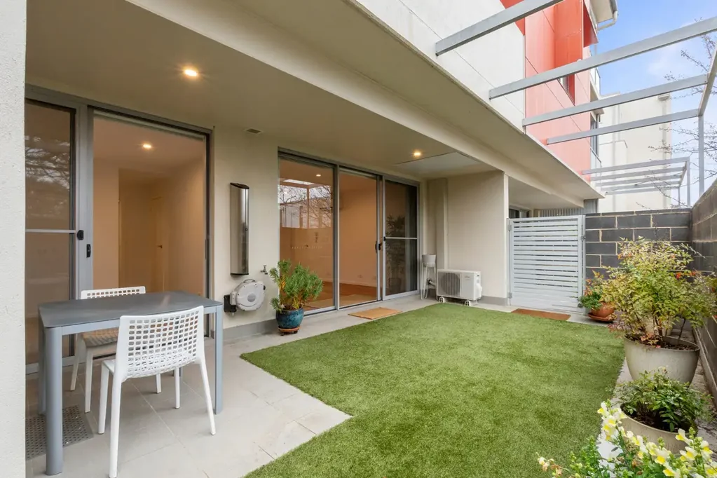 Ground floor 1 bedroom apartment with separate study