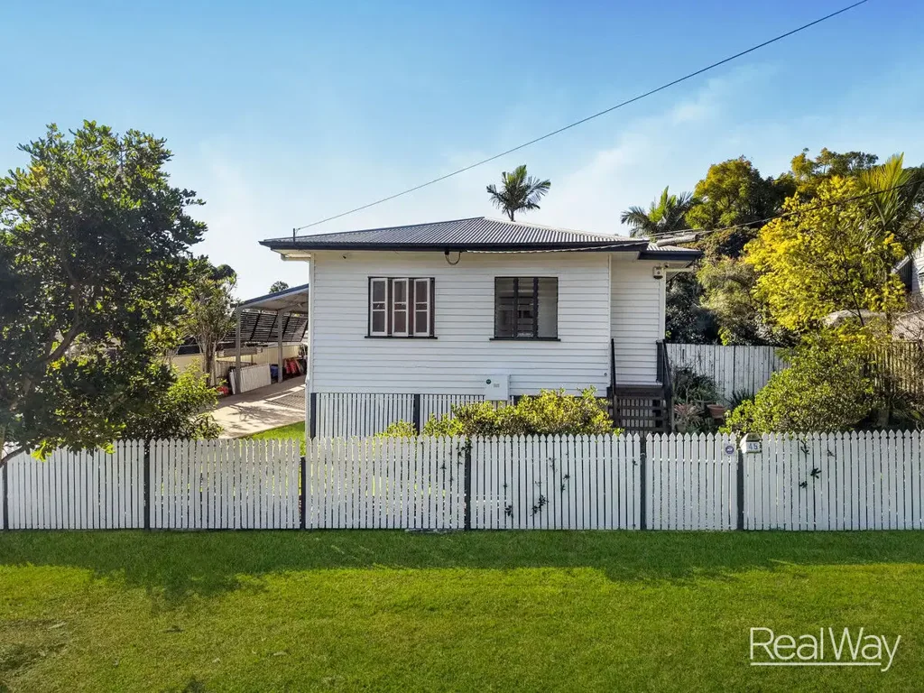 Basin Pocket 3 Slaapkamer Beautifully Renovated Character Home on 809m² – Massive Powered Shed, Woodfired Pizza Oven, Solar & Everything Already Done for You!