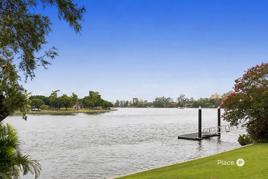 Toowong 3Zimmer Riverfront Living with Exceptional Space, Comfort and Uninterrupted Green Outlook