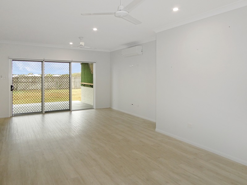 12 BLACKTHORN ST, MOUNT LOW QLD 4818, 0房, 0浴, House