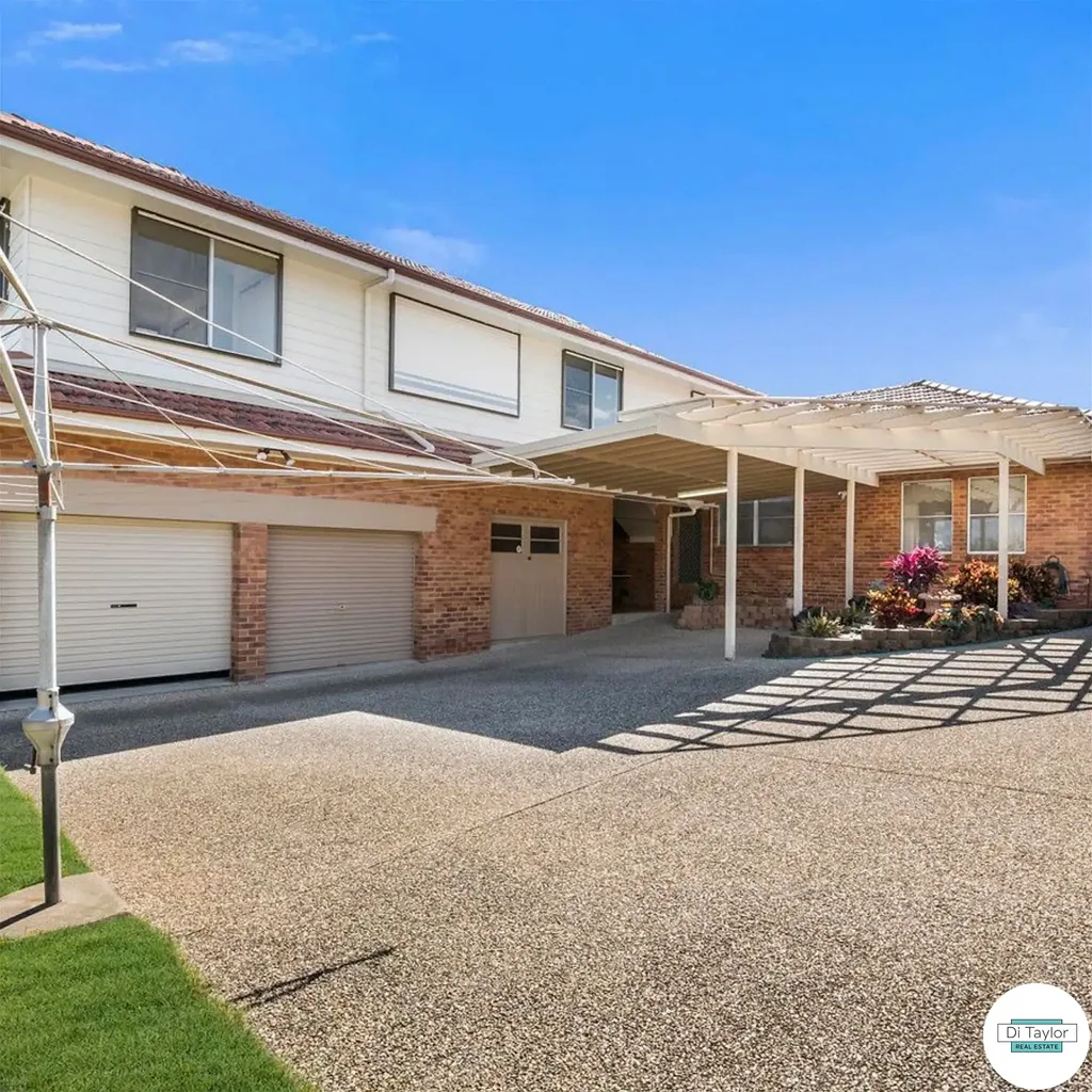 LARGE FAMILY HOME WITH A POOL CLOSE TO THE CBD