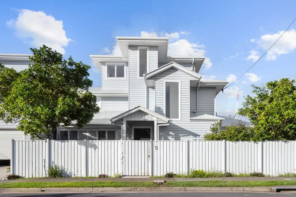 Burleigh Heads 4 Bedroom Hamptons-Style Beachside Duplex | 350m To The Beach