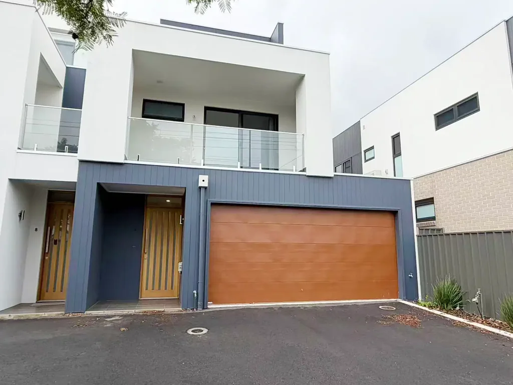 Modern, Light-Filled Townhouse – Space, Style & Lifestyle!