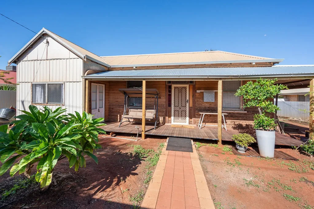 Kalgoorlie 4房  Partially Renovated Character Home in a Great Central Kalgoorlie Location!