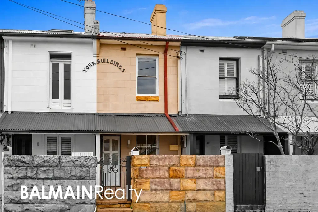 Rozelle 2房 Rozelle Village步行可达 现代厨房石材台面 时尚浴室马赛克瓷砖 私密后院折叠门连接 隔热阁楼储物空间 Village Vibes & Peninsula Charm in a Renovated Rozelle Terrace