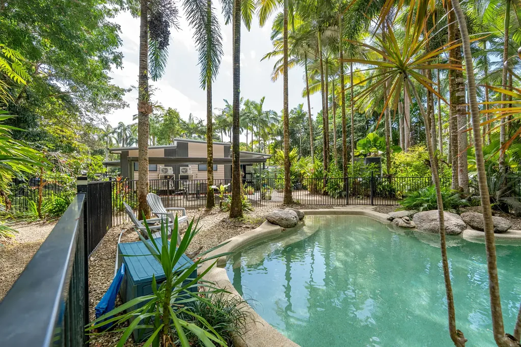 Wongaling Beach 8房  Excellent Rental Cash Flow - Rainforest Residence plus 3 Bungalows