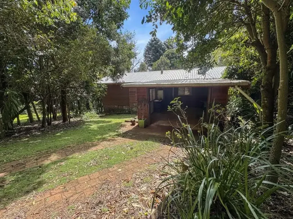 Bunya Mountains 3غرفة نوم “Whispering Heights” An Enchanting Red Cedar Cabin Perched on 2 lots on the Bunya Mountains.