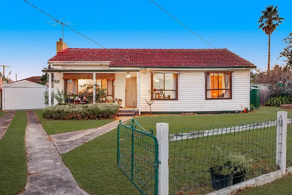 Noble Park 3chambre The Brief: Generous 703sqm block with character charm and future potential