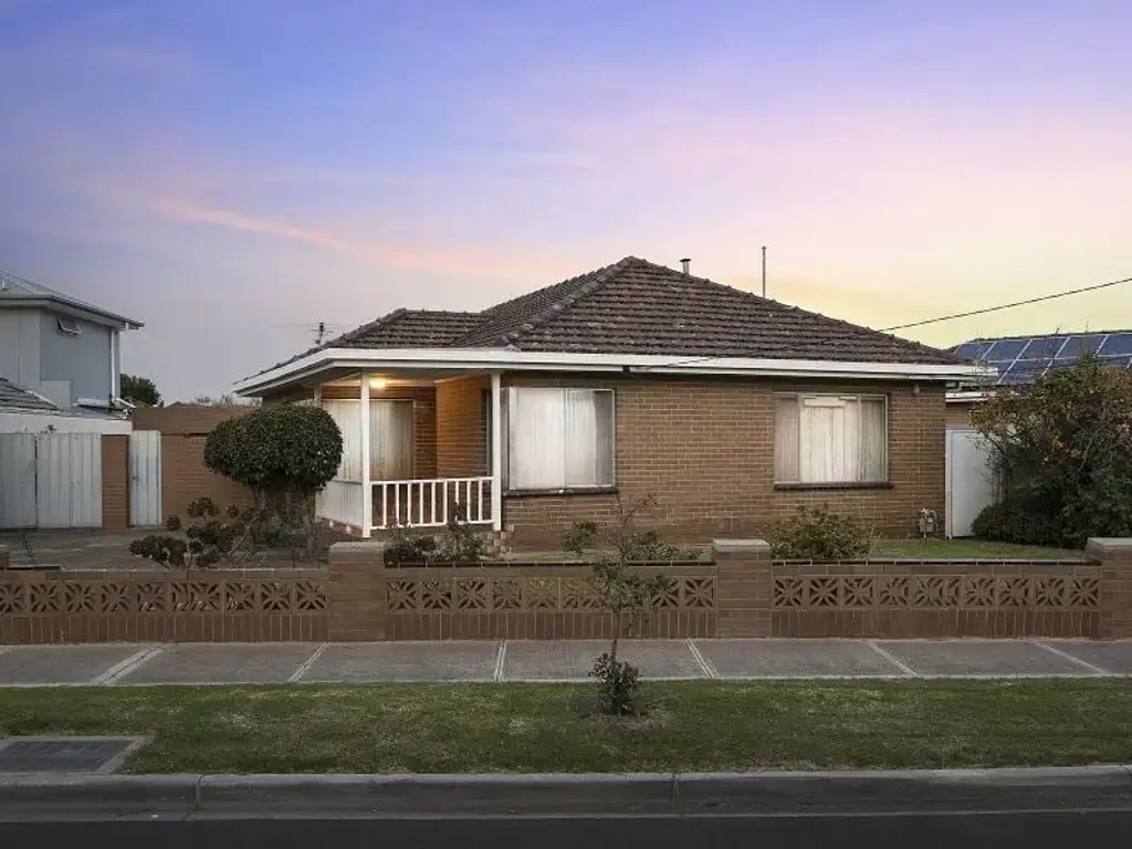 Sunshine West 4침실 Grand Brick Veneer Home On Large 700m2 Allotment!