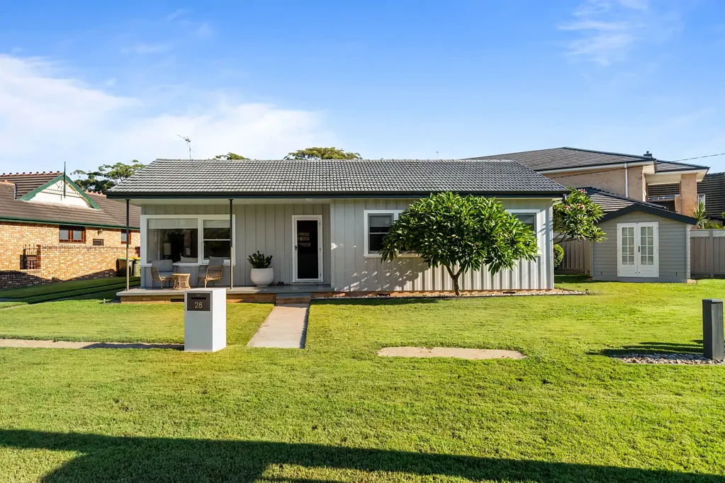 Beach Cottage in Prime East Bateau Bay Location