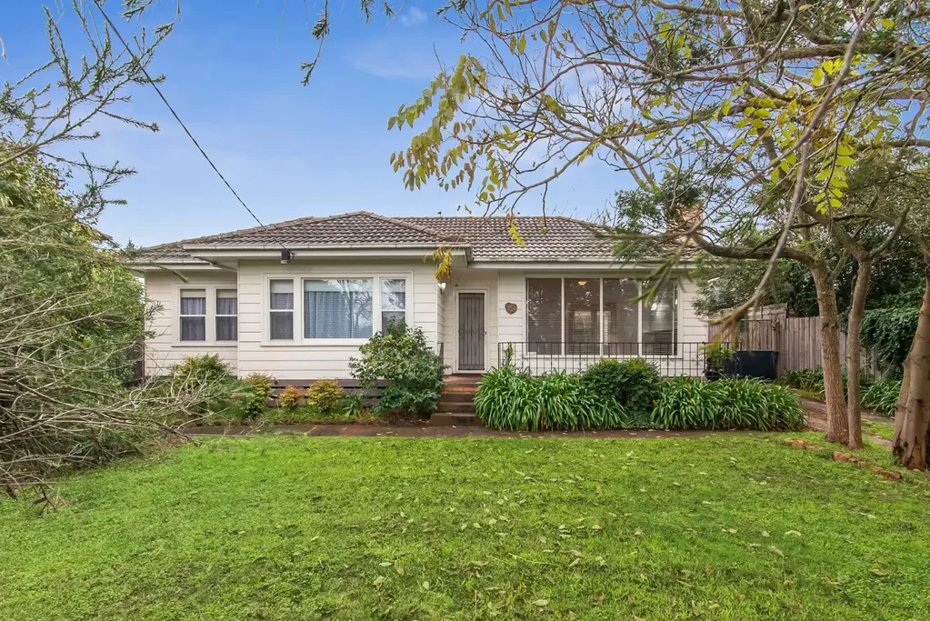 Charming Coastal Home for Lease in a Prime Beachside Location