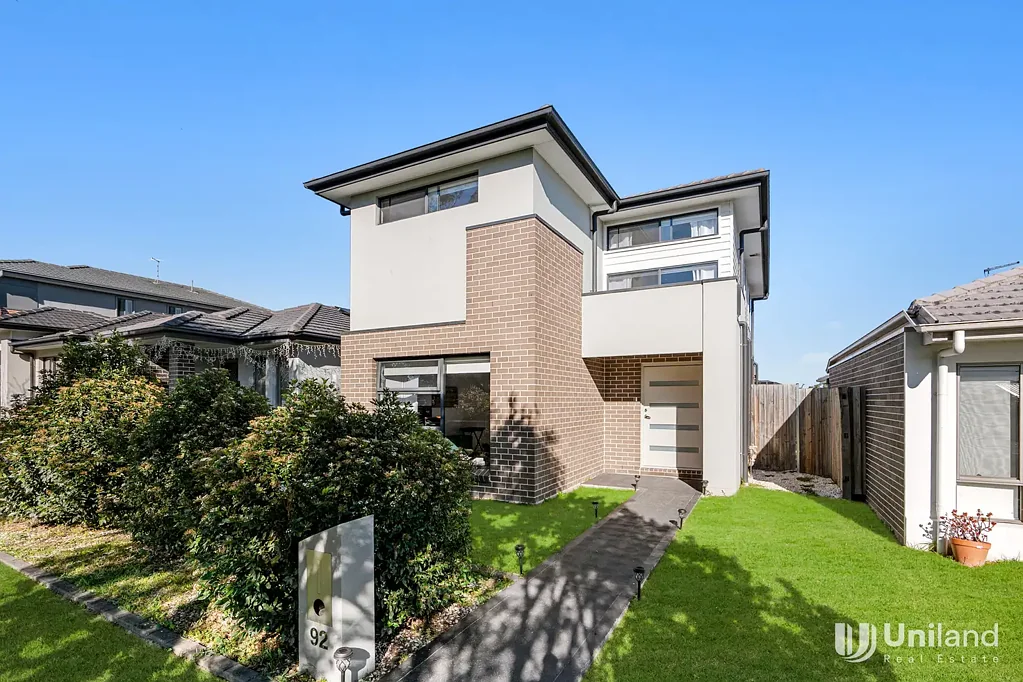 North Kellyville 4chambre Modern Family Home Offering Space, Style & Convenience/Ready to Move In