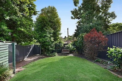 Southport 4 Slaapkamer Rare Oversized Duplex Opportunity in One of Southport's Best Pockets